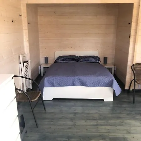 Womocamp Holzhuette 1